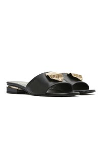 Zwarte leren slip-on sandalen met open tenen, met een opvallende gouden rechthoekige gesp en een lage blokhak. Gladde textuur.