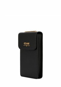 Czarna skórzana etui na telefon o teksturowanej powierzchni, z magnetycznym zapięciem na klapkę, złotymi akcentami i łańcuszkiem. Kompaktowy prostokątny kształt.