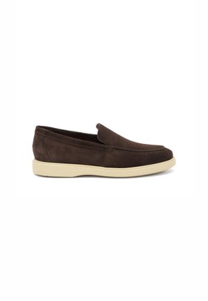 Mocasines de ante marrón con un acabado suave, que presentan una puntera redondeada y una suela de goma de color claro en contraste para mayor tracción.