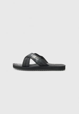 Sorte flip-flop sandaler med teksturerede stofstropper, glat gummisål og præget logodetalje på indersålen. Designet til afslappet brug.