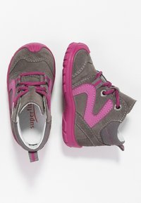 Grijze suède schoenen met roze accenten, met een vetersluiting, een textuur rubberen zool en branding op de binnenzool.