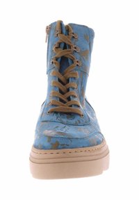 Blauwe leren laars met een gestructureerde afwerking, voorzien van een sluiting met veters aan de voorkant, taupe veters, een zijrits en een beige platformzool.