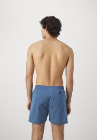 Carhartt WIP TOBES SWIM TRUNKS - Bañador corto - sorrent/white