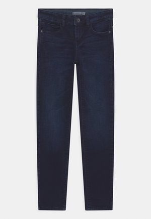 Jean slim bleu foncé avec bouton et fermeture éclair à l'avant, poches avant et passants de ceinture, posé à plat sur fond blanc.