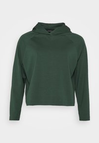 Felpa verde realizzata in tessuto morbido, caratterizzata da una vestibilità comoda, maniche lunghe e cappuccio regolabile con stringa. Texture liscia senza motivi visibili.