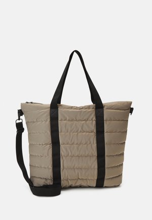 Gepolsterte Tragetasche in gedämpftem Beige mit gestepptem Muster, ausgestattet mit zwei schwarzen Griffen und einem verstellbaren schwarzen Schulterriemen. Mit Reißverschlussverschluss.