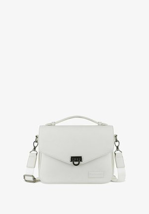 Witte leren crossbodytas met een bovenhandvat, verstelbare schouderband en zwarte hardware-accenten. Voorzien van een klepsluiting en een gestructureerde afwerking.