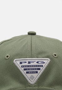 Berretto da baseball verde con una cucitura grigia triangolare che presenta la scritta "PFG PERFORMANCE FISHING GEAR" in testo navy. Tessuto texturizzato e bottone in cima.