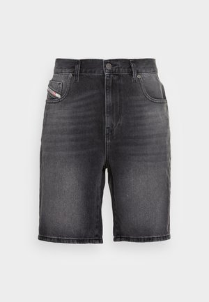 Shorts en denim noir avec une fermeture devant à boutons et zip, passants pour ceinture, et style cinq poches, présentant une légère texture délavée sur le tissu.