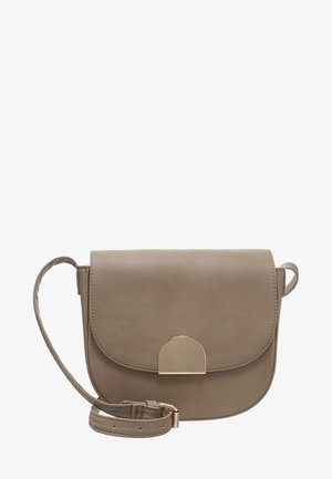Sac bandoulière en cuir taupe avec rabat courbé et fermoir en demi-cercle doré, sangle réglable avec boucle, design minimaliste.