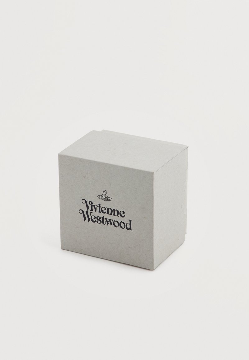 Caja de cartón gris con el texto "Vivienne Westwood" en negro y un logo estampado en la parte superior. Forma simple y rectangular.