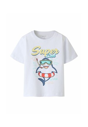 Weißes Kinder-T-Shirt mit einem Cartoon-Hai, der Schnorchelausrüstung und Rettungsring trägt, Text "Super Cool" und Unterwasser-Motive.