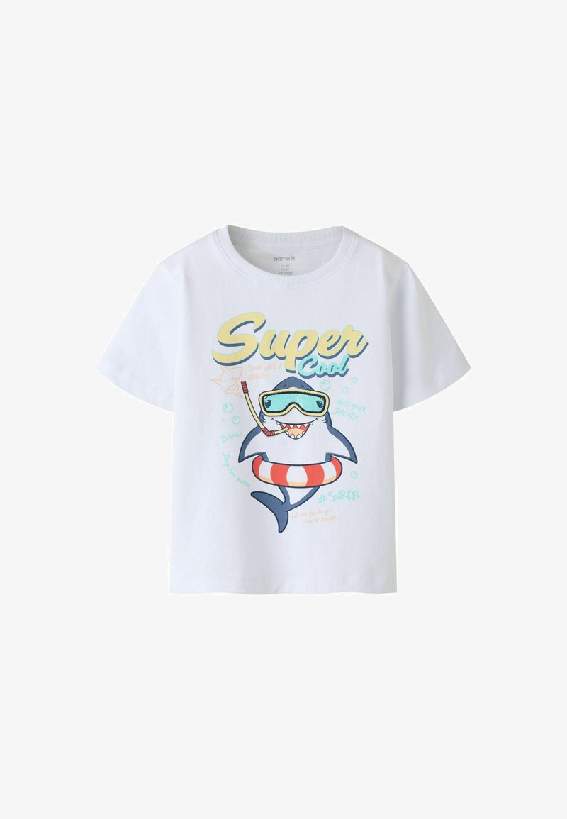 T-shirt blanc pour enfant avec un requin de dessin animé portant un équipement de plongée avec tuba et une bouée de sauvetage, texte "Super Cool" et gribouillages sur le thème sous-marin.