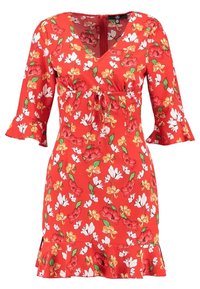 Rotes Blumen-Wickelkleid mit kurzen, ausgestellt geschnittenen Ärmeln, tailliertem Gürtel und Rüschensaum, das große rosa und weiße Blumenmuster auf einem hellen Hintergrund zeigt.