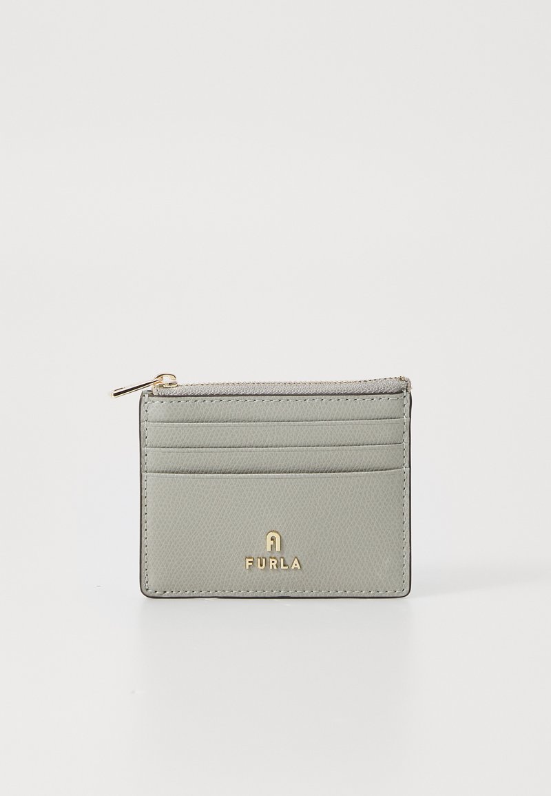 Portadocumenti Furla in pelle testurizzata grigia chiara con hardware dorato, caratterizzato da diversi slot per carte e un compartimento con zip.