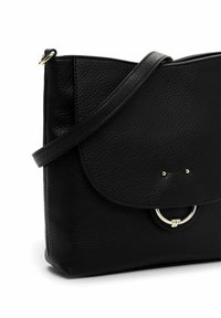 Borsa a tracolla in pelle nera con texture, chiusura a pattina, dettaglio con anello di metallo rotondo in argento e tracolla regolabile.