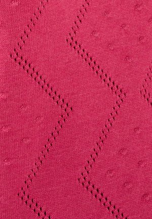 Tejido de color rosa con textura que presenta patrones en zigzag, pequeñas perforaciones de ojal y puntos en relieve para mayor detalle.
