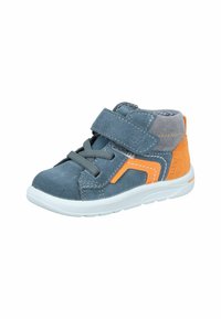 Hoch geschnittene Kindersneaker aus grauem Wildledermaterial mit orangefarbenen Akzenten, gepolsterter Fessel, verstellbarem Riemen, weißer Gummisohle und strukturiertem Finish.