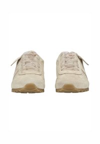 Beżowe zamszowe trampki z teksturowanym wykończeniem, z różowymi sznurowadłami i zaokrąglonym noskiem. Płaska gumowa podeszwa zaprojektowana dla komfortu.