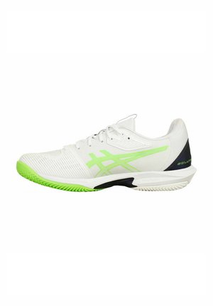 Witte sportieve schoen met een gestructureerde bovenkant, groene accenten, een zwarte hakkap en een rubberen zool ontworpen voor grip en stabiliteit.