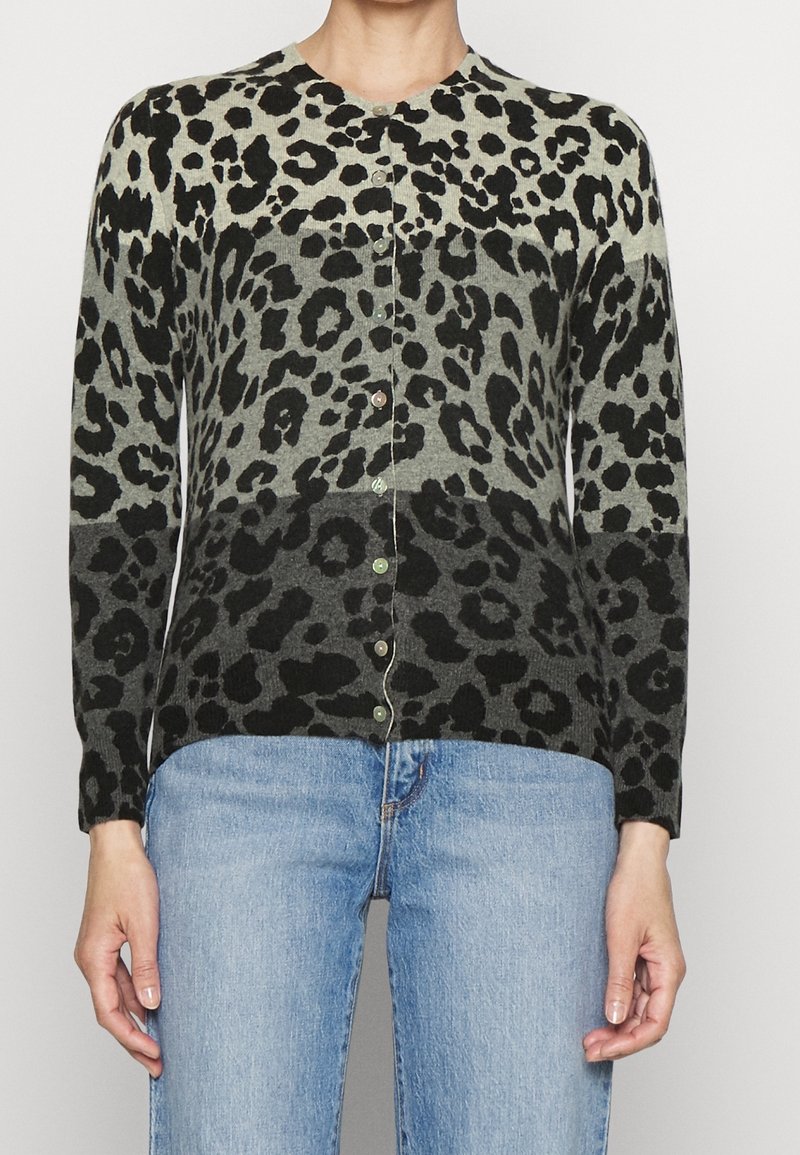 Leopardmönstrad cardigan i nyanser av grönt och svart, med långa ärmar, rund halsringning och knäppning fram.