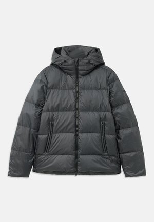 Dunkelgraue Daunenjacke mit Kapuze, ausgestattet mit einer gesteppten Struktur, Frontreißverschluss und zwei Seitentaschen. Leicht und isoliert.
