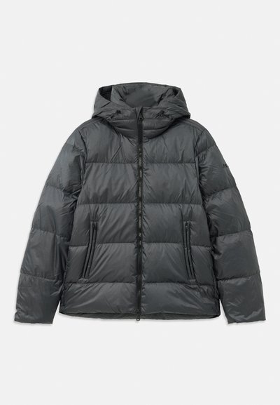 Dunkelgraue Daunenjacke mit Kapuze, ausgestattet mit einer gesteppten Struktur, Frontreißverschluss und zwei Seitentaschen. Leicht und isoliert.