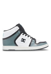 Hoge sneakers met een witte leren bovenkant, zwarte accenten en teal details. Getextureerde afwerking met een stevige rubberen zool en vetersluiting.