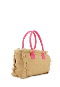 Sac en toile de jute brun clair avec des bords effilochés, poignées roses, forme rectangulaire, conception robuste et surface texturée. Convient pour un usage décontracté.