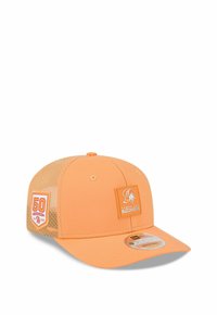 Casquette de baseball orange avec dos en maille, arborant un patch du 50e anniversaire et le logo des Tampa Bay Buccaneers. Ajustement réglable avec visière incurvée.