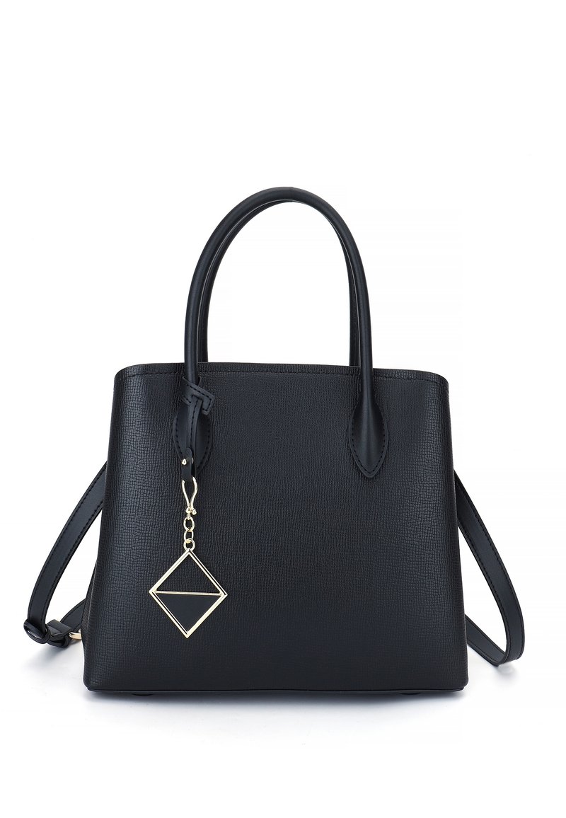 Sac à main en cuir noir avec une texture lisse, un design structuré, deux poignées et un charm en forme de diamant doré détachable. Bandoulière ajustable incluse.
