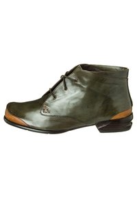 Stivale alla caviglia in pelle verde con punta arrotondata, chiusura con lacci, decorazione in legno sul tacco e dettagli di cucitura a vista. Texture liscia in tutto il prodotto.
