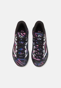 Des chaussures de sport basses avec une base noire, des motifs abstraits colorés en violet et rose, et des accents blancs. Elles disposent de lacets noirs et d'une texture en maille.