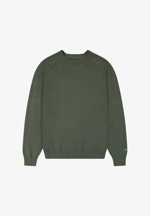 Olivengrüner Pullover mit geripptem Rundhalsausschnitt und Saum. Verfügt über Raglanärmel und eine glatte Strickstruktur. Dezente Markenkennzeichnung am Saum.