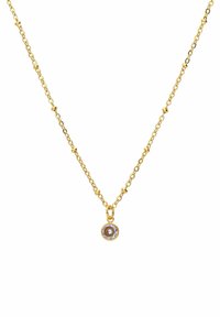Gouden ketting met een ovale hanger met een heldere steen in het midden, omringd door een gouden rand, die ingewikkelde details benadrukt.