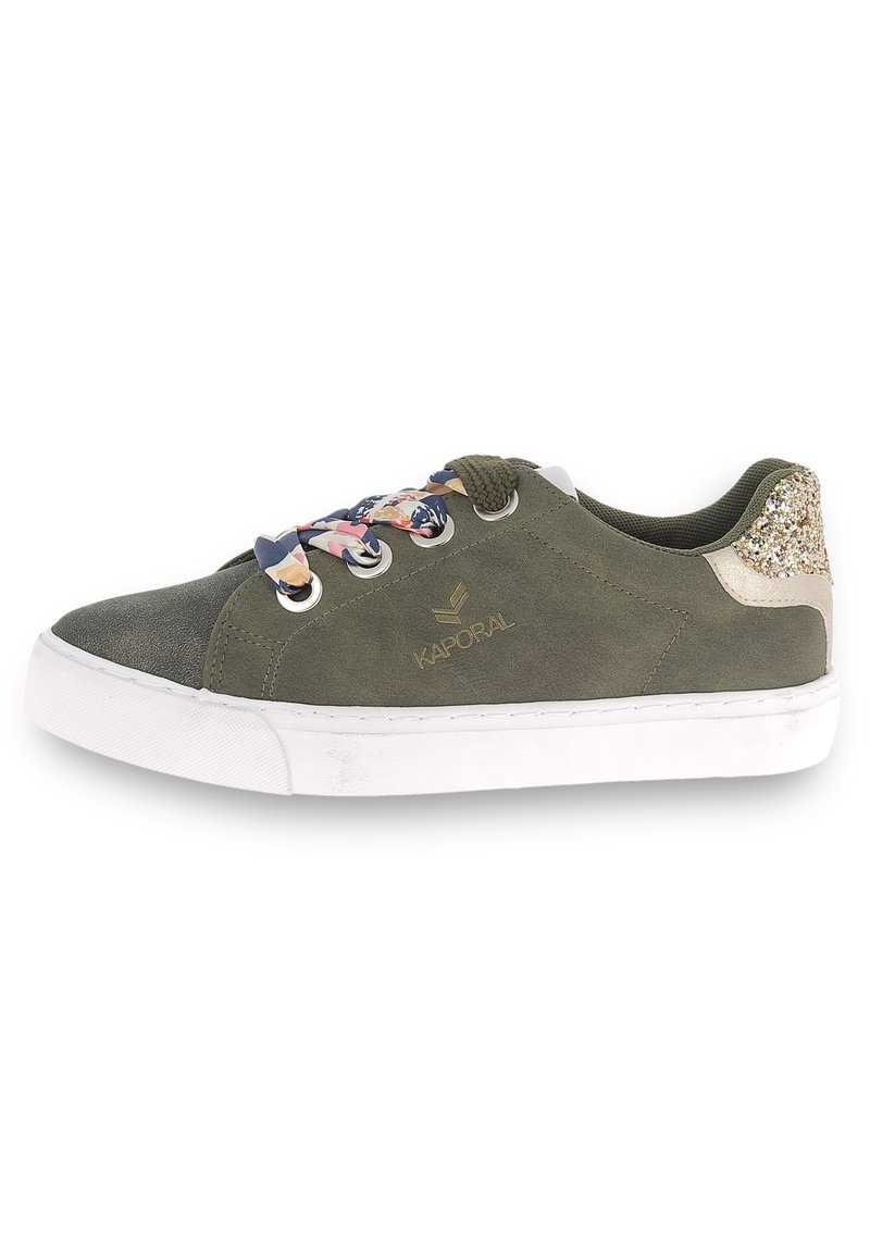 Sneakers in suede verde oliva con lacci a fantasia, suola in gomma bianca e un accento di glitter dorato sul tallone. Logo impresso sul lato.