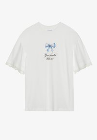 Biała koszulka z krótkim rękawem z koronkowymi wykończeniami na rękawach, z niebieską kokardą i tekstem "Powinieneś się ze mną umówić" umieszczonym na środku klatki piersiowej.