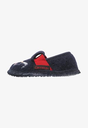 Chausson enfant bleu marine avec une bride élastique rouge, broderie visage de chat à l'avant, semelle texturée et étiquette de marque Giesswein sur le côté.