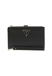 Portafoglio in pelle nera testurizzata con cinturino per il polso, zip dorata e piastrella triangolare con logo Guess sul davanti.