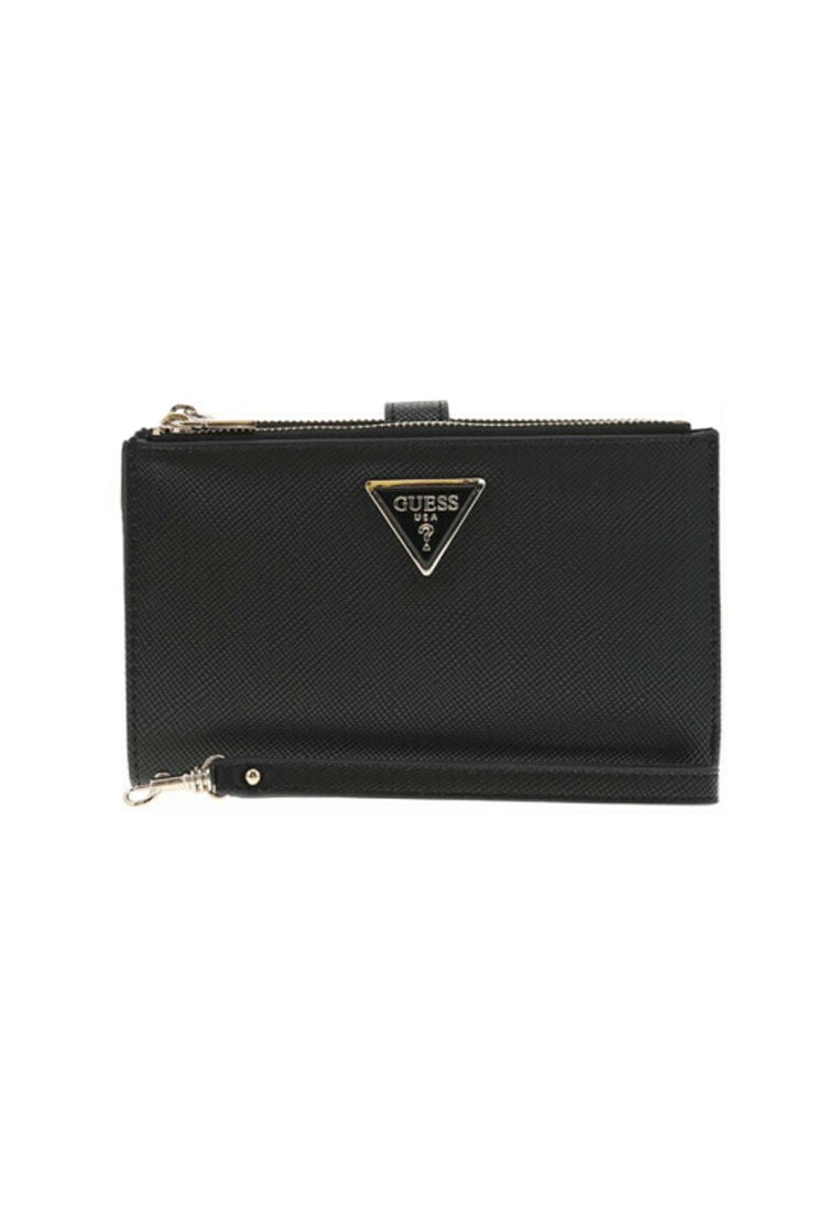 Portafoglio in pelle nera testurizzata con cinturino per il polso, zip dorata e piastrella triangolare con logo Guess sul davanti.