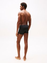 Boxer in cotone nero, realizzati con un tessuto morbido ed elastico, dotati di una cintura confortevole con il nome del brand. Il modello è mostrato di spalle.