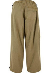 Khaki spalvos, laisvo kirpimo kargo kelnės su elastine juosta, šoninėmis kišenėmis ir suklijuota užpakaline kišene; lygus audinio paviršius, laisvas siluetas.