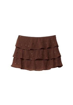 Jupe marron à plusieurs couches avec trois volants, faite d'un tissu léger présentant un motif floral et des accents métalliques. Design de taille régulière.