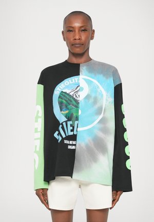 Lange mouw t-shirt met een zwart en blauw gradient ontwerp. Bevat groene accenten en een circulaire grafiek met bergafbeeldingen en tekst.