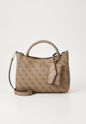 Sac à main à motifs marron avec deux poignées et une bandoulière amovible. Présente un logo doré et une étiquette assortie avec une texture subtile.