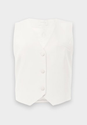 Gilet bianco senza maniche con scollatura a V, cinque bottoni e una piccola tasca sinistra sul petto. Texture liscia e design strutturato.