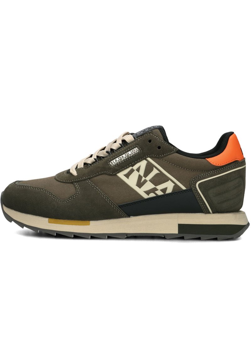 Sneakers verde oliva con parte superiore in suede e tessuto, lacci beige, dettagli neri e linguetta arancione sul tallone. Presentano una suola testurizzata e un dettaglio con il logo.