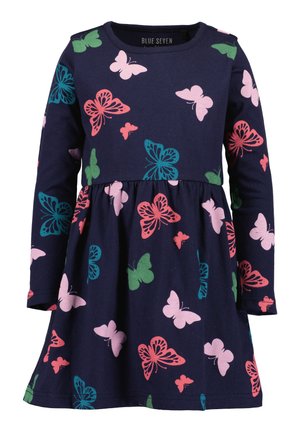 Marineblauwe jurk met lange mouwen en een gerimpelde taille, versierd met roze, groene, rode en blauwgroene vlinderprints over de hele jurk.