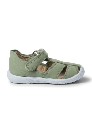 Groene canvas sandaal met verstelbare klittenbandsluiting, open teen ontwerp en witte rubberen zool. Heeft uitsparingen aan de zijkanten voor ademend vermogen.