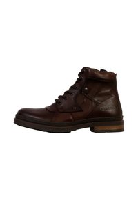 Bottines en cuir marron avec un design à lacets, finition texturée, petits accents en métal et détail de talon en bois.
